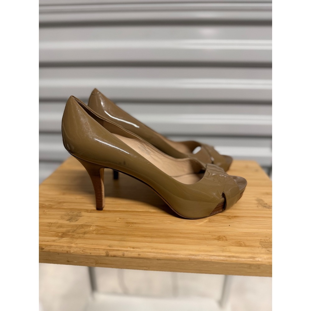 Via Spiga Womens 8.5M Taupe Patent Leather Peep Toe Pumps High Heels Glossy
